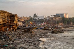 Accra;-Ghana;-Jamestown;-beach;-pirogue;-flags;-James-Fort;-colonial-heritage;-Gold-Coast;-plastic-pollution;-waste;-shoreline;-artisanal-fishing;-fishing-community;-Gulf-of-Guinea;-West-Africa;-historic-district;-documentary-photography;-environmental-photography;-Kaleidos;-Kaleidos-images;-La-parole-à-limage;-Stories-Pictures;-Tarek-Charara